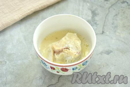 В маленькой миске взбиваем яйцо. Кусочек минтая окунаем полностью в яичную смесь.