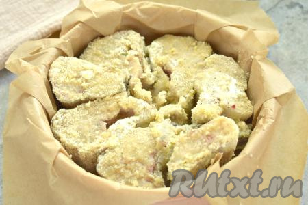 Аналогично покрываем яйцом и панировочными сухарями все кусочки минтая, выкладываем их в форму для запекания в один слой. Форму для запекания предварительно застилаем пергаментной бумагой.