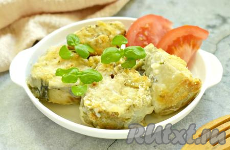 Готовую рубку достаём из духовки и подаём к столу с гарниром (например, с рисом или картофелем). Сочный, ароматный, вкусный минтай, запечённый в панировке, отлично разнообразит повседневное меню!