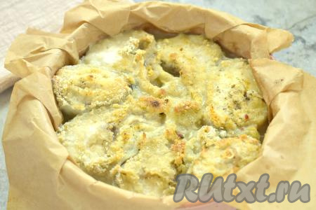 Отправляем форму с кусочками минтая в панировке в разогретую до 190 градусов духовку минут на 40.