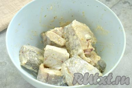 Очень хорошо перемешиваем кусочки минтая, покрывая их майонезом и маслом со всех сторон, оставляем рыбу мариноваться на 15 минут.