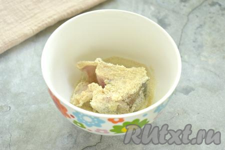 В другую миску насыпаем панировочные сухари. Кусочек минтая, полностью покрытый яичной смесью, обваливаем со всех сторон в панировочных сухарях.