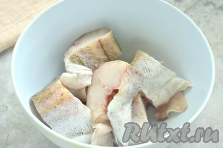 Минтая нарезаем на кусочки шириной примерно 3 сантиметра и складываем в миску.