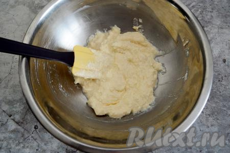 Сначала перемешать творог с сахаром и яйцом вилкой. Когда масса станет более пластичной, довести её до однородности уже лопаткой (или столовой ложкой).