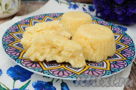 А вот как творожная запеканка с манкой выглядит в разломе. Эта вкусная выпечка, приготовленная за считанные минуты в микроволновке, станет прекрасным завтраком, отличным дополнением к чаю или сытным перекусом в течение дня.