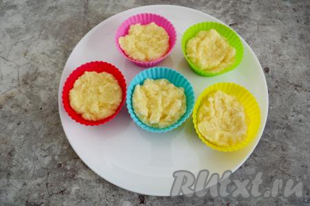 Готовые порционные творожные запеканки с манкой достать из микроволновки, остудить буквально 1 минуту, вынуть из силиконовых формочек и сразу подать к столу.