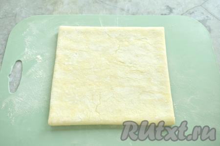 Заранее достаём из морозилки слоёное тесто и оставляем его размораживаться при комнатной температуре. 