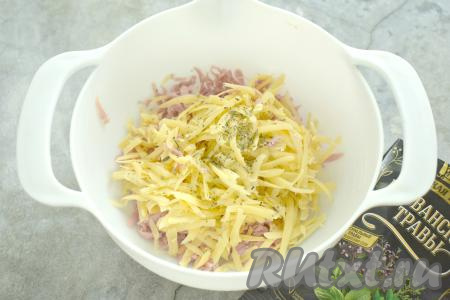 Сыр тоже натираем на крупной тёрке, добавляем в миску с колбасой, по желанию, всыпаем сушёные травы (у меня - прованские травы).