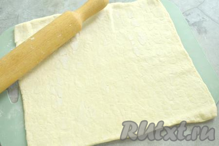 Поверхность стола присыпаем мукой, пласт теста раскатываем (у меня получился прямоугольник со сторонами 27 сантиметров на 25 сантиметров).