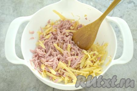 Перемешиваем колбасу с сыром и начинка для рулетиков из слоёного теста готова.