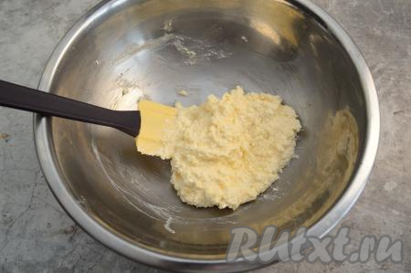 Тщательно перемешать и творожное тесто для сырников, замешанное на желтке и манке, готово, оно получится достаточно вязким, из него можно сформировать округлый сырник и он не будет терять форму (разваливаться). Если после добавления манки тесто у вас жидковато, тогда добавьте ещё половину столовой ложки манки. Много манки в тесто я не советую добавлять, как только добились вязкой консистенции, этого будет достаточно.