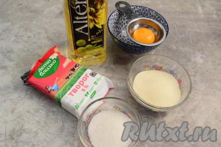 Подготовить продукты для приготовления сырников с желтком и манкой.