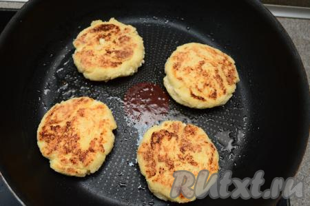 Затем сырники аккуратно перевернуть и обжарить с другой стороны ещё 2-3 минуты (до зарумянивания снизу).