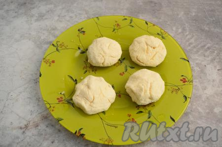 Вот такие 4 заготовки сырников, обваленных в манке, у меня получились.