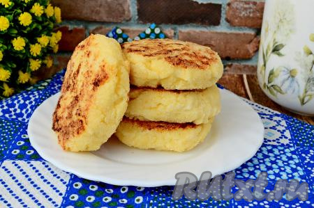 Аппетитные, нежные сырники, приготовленные с желтком и манкой, тёплыми подать к столу, хотя они хороши на вкус и после остывания.