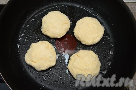 Очень хорошо разогреть сковороду с растительным маслом, после этого выложить сырники, жарить их до румяности снизу (минуты 2-3) на среднем огне.