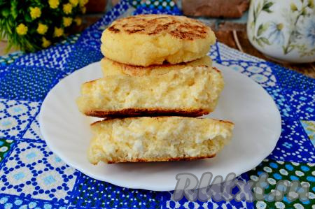 А вот как выглядят в разломе наши сырники, приготовленные с желтком и манкой. Угощайтесь!