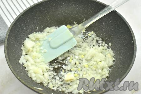 Пока варится горох в курином бульоне, займёмся обжариванием овощей. Прежде всего очищаем морковку, лук и зубчик чеснока. Лук нарезаем мелко и выкладываем в сковороду, в которой уже разогрелось растительное масло. Обжариваем лук на среднем огне до мягкости (ориентировочно 3-4 минуты), иногда помешивая.