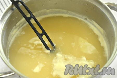 После закипания воды варим горох на небольшом огне до мягкости. У меня был колотый горох, он стал мягким минут через 30, на варку целого гороха потребуется больше времени.