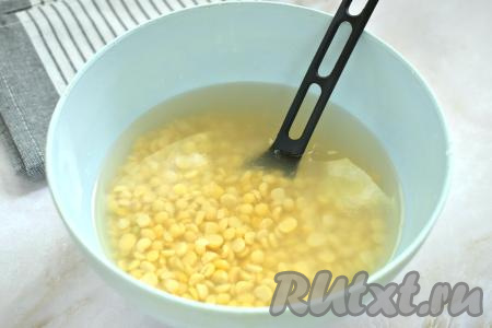 Я всегда замачиваю горох на ночь, для этого я перекладываю его в миску, заливаю полностью водой и оставляю замачиваться. Замачивание гороха на ночь (или на достаточно длительное время) позволяет сократить время его варки в супе.