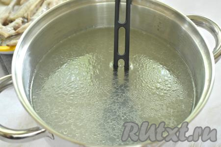 Любые части курицы моем, кладём в кастрюлю, заливаем 1,5-1,7 литрами воды и ставим на огонь. После закипания убираем с поверхности бульона пену и, уменьшив огонь, варим куриное мясо минут 35-40. Затем достаём кусочки курицы из кастрюли, даём немного остыть, отделяем мясо от костей. Бульон, если нужно, процеживаем, возвращаем в кастрюлю, по вкусу солим, добавляем мясо, нарезанное на кусочки.