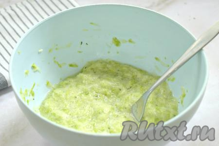 Хорошо перемешиваем кабачковую массу, она получится нежной и не очень густой. 