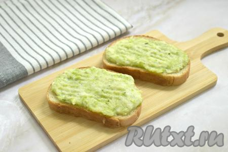 1 столовую ложку кабачковой массы равномерно, не слишком тонким слоем наносим на ломтик батона.