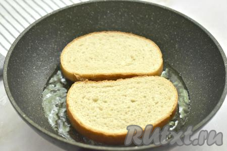 Разогреваем на сковороде растительное масло. Помещаем в горячее масло ломтики батона кабачковой стороной вниз (кабачковая масса хорошо держится и не сползает с батона), жарим на среднем огне минуты 3-4 (до подрумянивания кабачков).