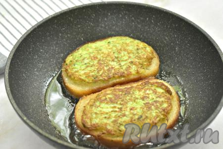 Переворачиваем гренки и продолжаем жарить ещё 1-2 минуты, затем выкладываем на бумажные полотенца, чтобы удалить излишки масла. Постепенно жарим все гренки с кабачком.