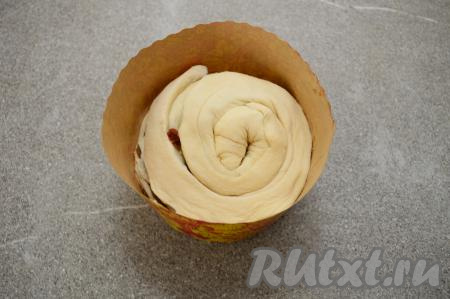 Аккуратно поместить заготовку "Краффина" в форму для выпечки. У меня бумажные формы для куличей диаметром 11 сантиметров.