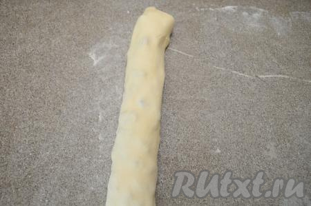 Руками немного уплотнить рулет, пройдясь по всей длине рулета.