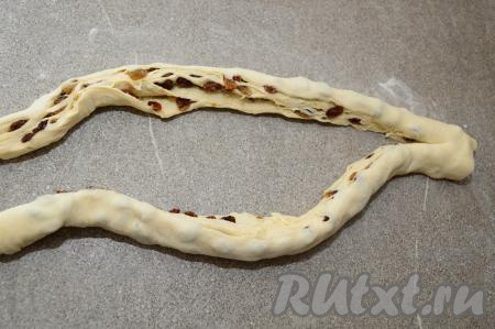 Острым ножом разрезать рулет вдоль, оставив примерно 3 сантиметра с одного конца не разрезанными.