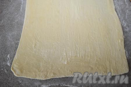 Сливочное масло немного разогреть в микроволновке (или дать ему стать мягким при комнатной температуре). Смазать половиной подготовленного масла всю поверхность раскатанного теста. Удобно смазывать тесто с помощью кулинарной кисти.