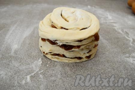 Поставить одну улитку на другую. У нас получится вот такая заготовка кулича "Краффин".