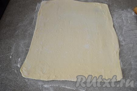 У меня дрожжевое тесто было в двух квадратных пластах. Из одного пласта слоёного теста получается один кулич "Краффин" диаметром 11 сантиметров. На присыпанной мукой рабочей поверхности раскатать вначале один пласт готового слоёного теста в прямоугольник толщиной примерно 1,5-2 миллиметра.