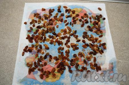 Затем воду слить, выложить изюм на плотную бумажную салфетку (или на тканевое полотенце), чтобы он обсох.