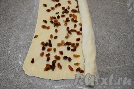 Аккуратно свернуть тесто в рулет, начиная с длинной стороны.