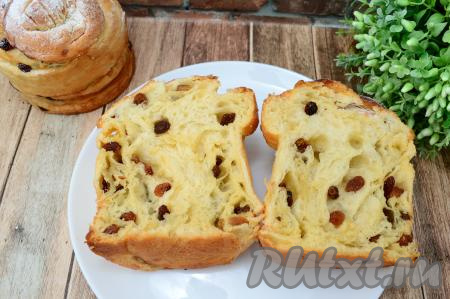 А вот как выглядит в разрезе наивкуснейший кулич "Краффин", приготовленный из слоёного дрожжевого теста. Он получается в меру сладким, с воздушным мякишем, пористой структурой и большим количеством изюма. Такой кулич несомненно достоин быть на пасхальном столе!