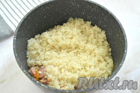 Рис промываем, лишней воде даём стечь, перекладываем к сосискам с овощами.