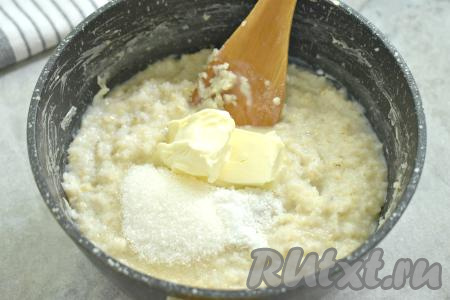 ​​​​​​​​​​​​В готовую ячневую кашу, сваренную на воде и молоке, всыпаем по вкусу соль и сахар. По желанию добавляем сливочное масло. Перемешиваем кашу, провариваем 1 минуту и выключаем огонь. Кашу накрываем крышкой и даём ей настояться в течение 5-7 минут.