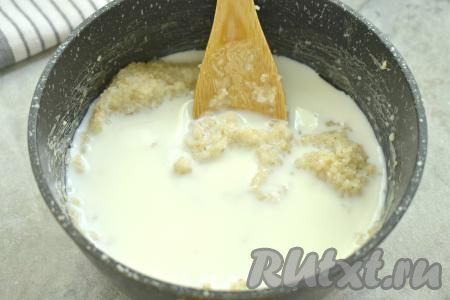 В варёную крупу вливаем молоко и снова доводим до кипения. После закипания готовим ячневую кашу на небольшом огне ещё 7-10 минут. Не забываем кашу перемешивать во время варки.