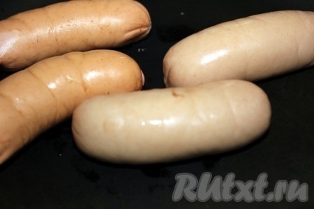 Сардельки пожарьте на сухой сковороде до готовности или приготовьте их на гриле.