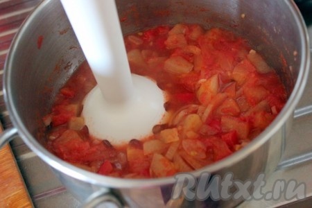 Доведите овощную смесь в собственном соку до закипания и потом тушите под крышкой на среднем огне около 15 минут до размягчения яблок и перца. Соль и специи можно не добавлять или добавлять умеренно и осторожно, т.к. используются маринованные помидоры.