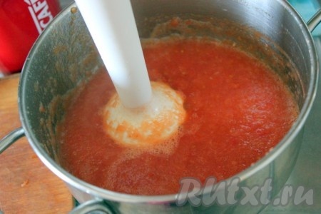 Немного остывшую овощную смесь пюрируйте в однородную массу.