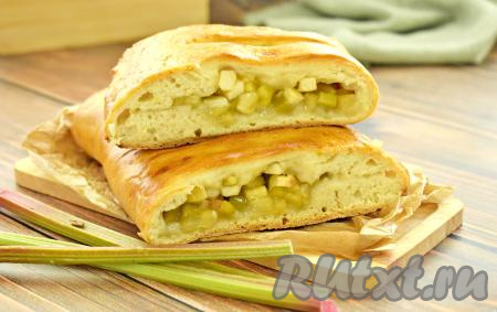 Мягкий, вкусный, ароматный пирог, приготовленный с ревенем из дрожжевого теста, нарезаем на кусочки и подаём к чаю.