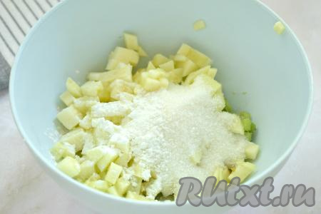 К ревеню и яблокам всыпаем сахар и крахмал, перемешиваем и начинка для дрожжевого пирога готова.