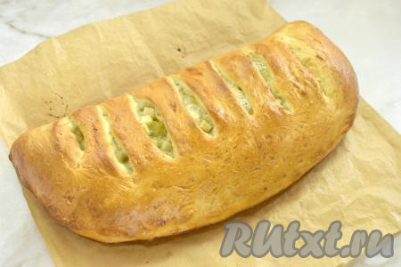 ​​​​​Ставим пирог с ревенем и яблоками в духовку, предварительно прогретую до 180 градусов. Выпекаем пирог приблизительно 40 минут (до румяности дрожжевого теста). Затем достаём из духовки, накрываем выпечку полотенцем и даём остыть.