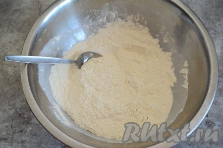 В отдельной миске смешать 350 грамм муки с разрыхлителем.