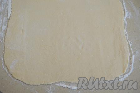 Стол хорошо припылить мукой. Раскатать тесто в прямоугольник, примерный размер 30 сантиметров на 40 сантиметров. Во время раскатывания не забывайте припылять скалку мукой. Примерная толщина раскатанного теста около 2-3 миллиметров.