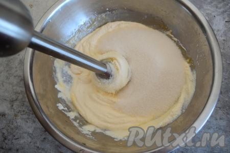 В миску с творожной массой всыпать сахар и соль, ещё раз пробить блендером (или перемешать лопаткой).